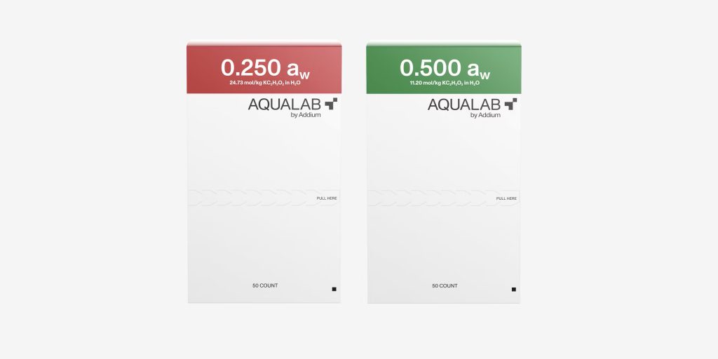 AQUALAB innovan para ofrecer productos más seguros, sostenibles y de alta calidad. Por eso, ha sustituido el cloruro de litio (LiCl) por acetato de potasio (CH3CO2K) en los patrones de actividad de agua (0,250 aw y 0,500 aw).
